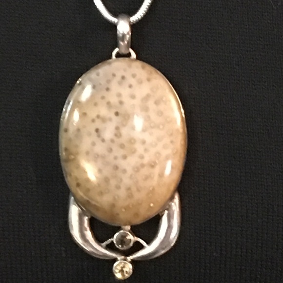 Silver & fossil pendant enhanced w/ cut stones - Picture 1 of 8